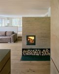 Moderne Wohnung mit Kamin und Holz