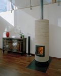 Moderner Kamin in elegantem Raum