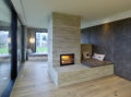 Moderne Wohnung mit Kamin und Sitzgelegenheit