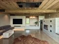 Modernes Wohnzimmer mit Holzdetails
